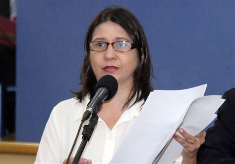 Luiza Ribeiro solicita poda de arvores na vila Almeida Câmara