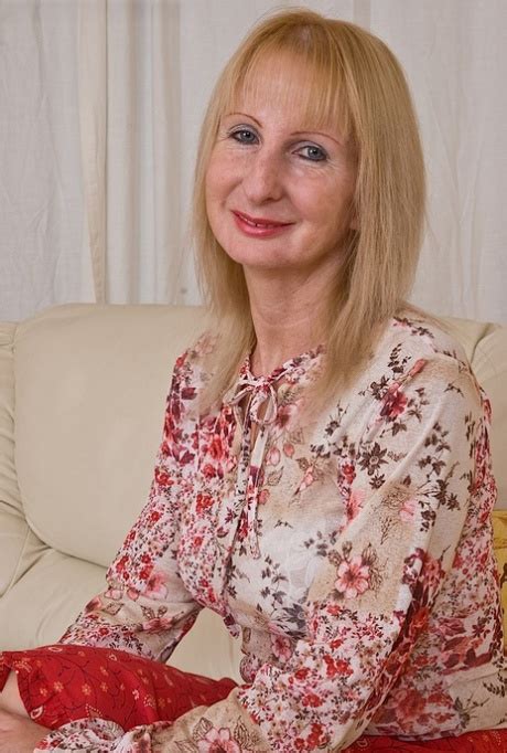 Lusty Mature Blonde With Saggy Tits Undressing And Fingering Her Twat Coedcherry