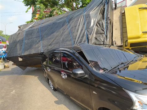 Breaking News Diduga Rem Blong Truck Seruduk Avanza Yang Sedang