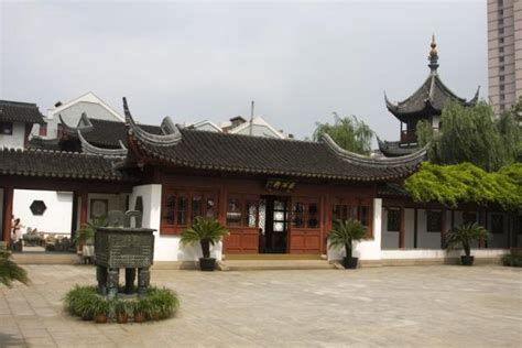 Confucius welcoming visitors to Da Cheng Hall | Confucian Temple | Shanghai | Travel Story and ...