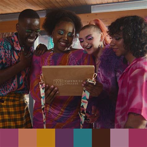 Em Sex Education Os Figurinos Amadureceram Os Personagens A Cada Temporada