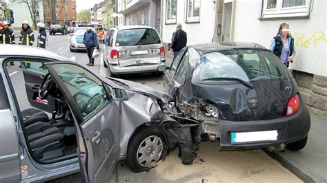 Unfall In Kassel Frau Fuhr Gegen Geparkte Autos