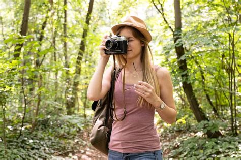 Reisender Im Wald Macht Fotos Kostenlose Foto