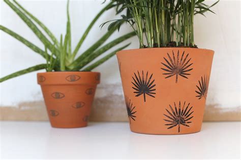 5 Easy Modern Ways To Decorate Terra Cotta Pots Terra Cotta Plant Diy Terra Cotta Pots Painted