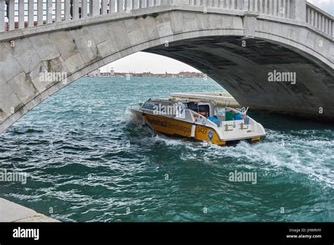 Boat Bridge Hi Res Stock Photography And Images Alamy