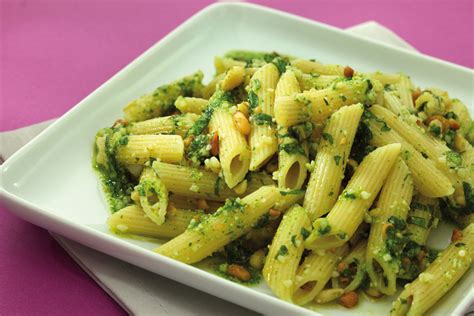 Pâtes au pesto et pignons de pin