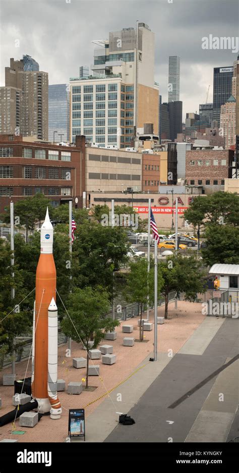 Sls rocket hi-res stock photography and images - Alamy