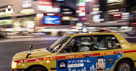 夜間の道路上の黄色と黒のタクシーの写真 Unsplashの無料タクシー写真