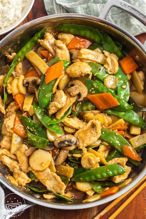 Pollo Moo Goo Gai Pan Moo Goo Gai Pan (Easy Chicken & Mushrooms Dish!)