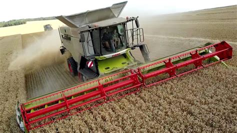 The New Claas Lexion Tt Harvesting Wheat Youtube