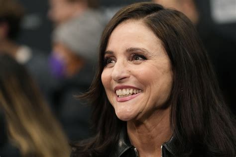 Julia Louis Dreyfus Son Is In Sex Lives Of College Girls Los