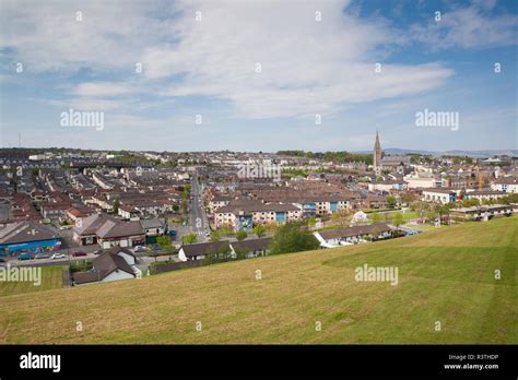 Derry city walls hi-res stock photography and images - Alamy