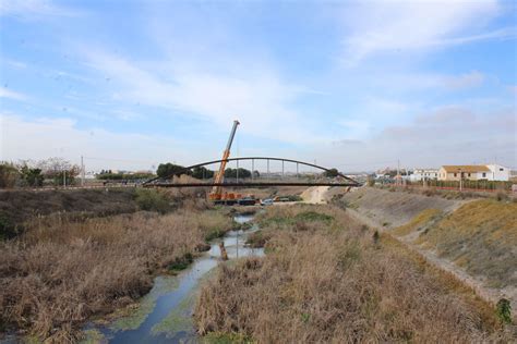 Obras Públicas coloca la estructura de la pasarela de ciclopeatones