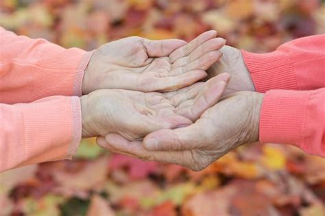 Pareja Cogidos De La Mano Juntos Foto Premium