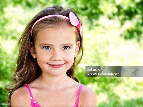 Photo Libre De Droit De Portrait De Ladorable Petite Fille Souriant