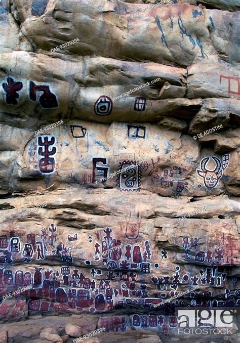 Cave paintings with figures and symbols of the Dogon, Sangha or Songo people, Foto de Stock ...