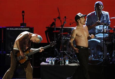 Vocalista dos Red Hot Chili Peppers foi hospitalizado TVI Notícias