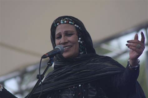 La embajadora de la música saharaui Mariem Hassan fallece rodeada de su