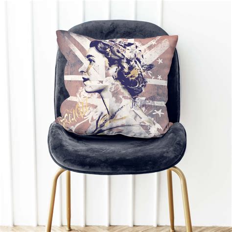 THE QUEEN CUSHION