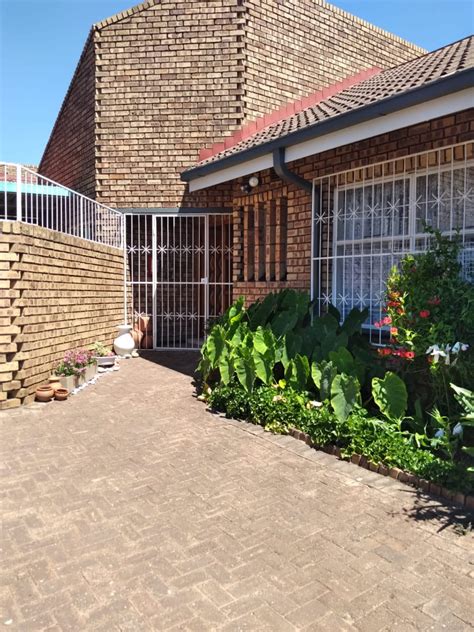 3 Bedroom Townhouse For Sale In Vanderbijlpark CW 3 P24 113917620