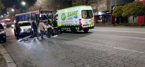 Una moto chocó con auto en Independencia y una mujer resultó herida