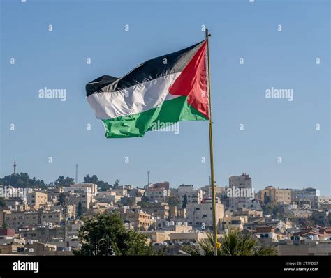 La gran bandera palestina bandera de Palestina está exonerando sobre