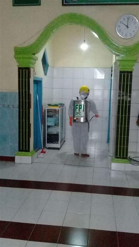 FPI Ciranjang Cianjur Semprot Disinfektan Masjid Al Hidayah Dan Al