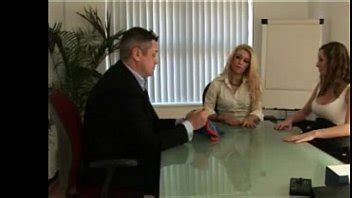 Chico de polla pequeña objeto de burlas por putas maduras dominantes XVIDEOS