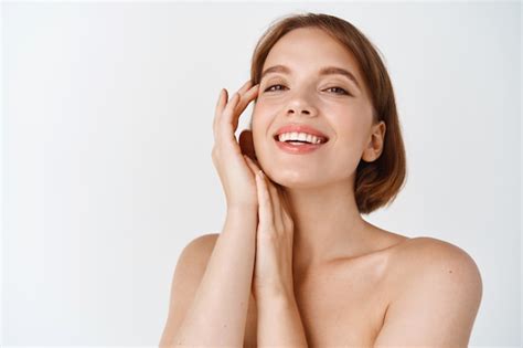 Bellezza Di Cura Della Pelle Sorridente Donna Naturale Con Spalle Nude E Pelle Sana Pulita E