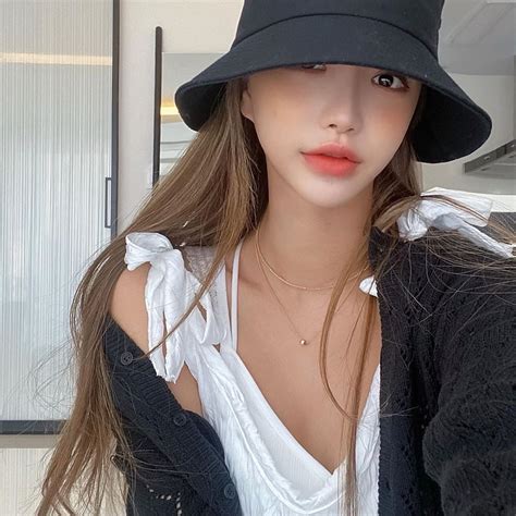Nhan sắc mờ nhạt của hot girl đình đám xứ Hàn trước khi dao kéo Giới trẻ ZNEWS VN