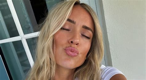 PHOTOS 38 Year Old Kristin Cavallari Goᴇs Bralᴇss Showing Off Her Bikini Bottom Tan Lines News