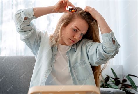 Premium Photo Woman Giving Herself Scalp Massage