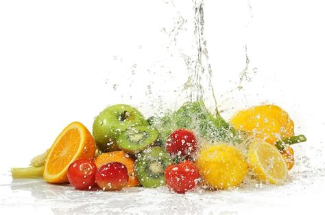 Verduras Y Frutas Con Salpicaduras De Agua Sobre Fondo Blanco Foto