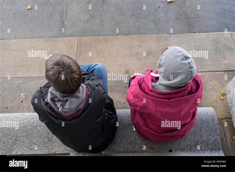 Personnes assises sur un banc Banque de photographies et dimages à