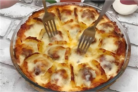 Almôndegas batatas e molho branco gratinadas no forno simples e