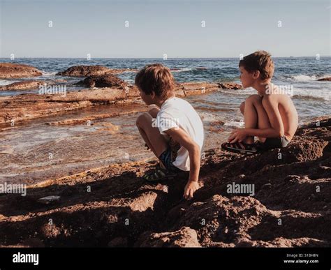 Zwei Jungs Am Strand Stockfotografie Alamy