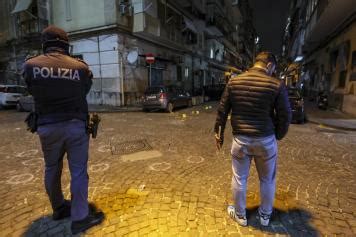 Napoli Oltre Colpi Di Pistola Sparati In Strada Contro Un Enne