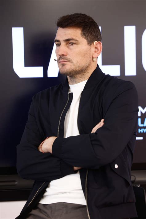 Claudia Bavel esclata en directe per la reacció d'Iker Casillas a les