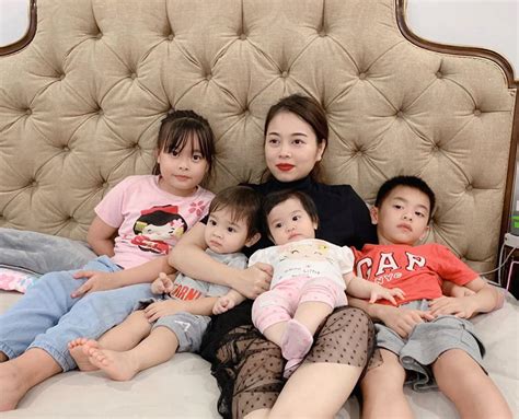 Các hot mom đông con nhất làng bỉm sữa Việt