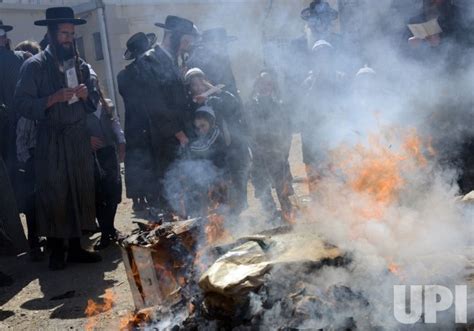 Photo Jews Burn Bread Before Passover Jerusalem Jer2013032513