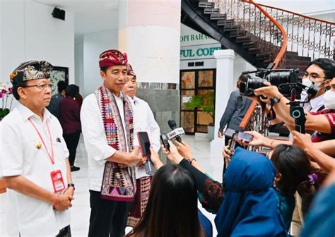 Foto Presiden Jokowi Kunjungi Sentra Tenun Kabupaten Jembrana