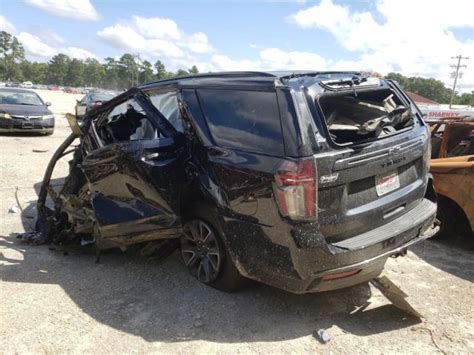 2021 Chevy Tahoe Z71 Is Utterly Destroyed In A Crash Gm Authority