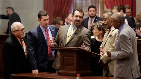 Tennessee legislature: Chaos, Democratic walkout mark final hours of legislative session