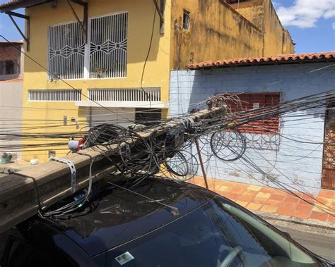 Caminhão de coleta de lixo arrasta fios derruba poste e atinge carro em