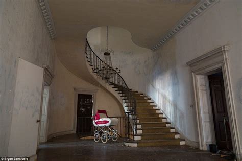 Creepy Mansion Is Strangely Abandoned In 1976 And You Are About To See ...