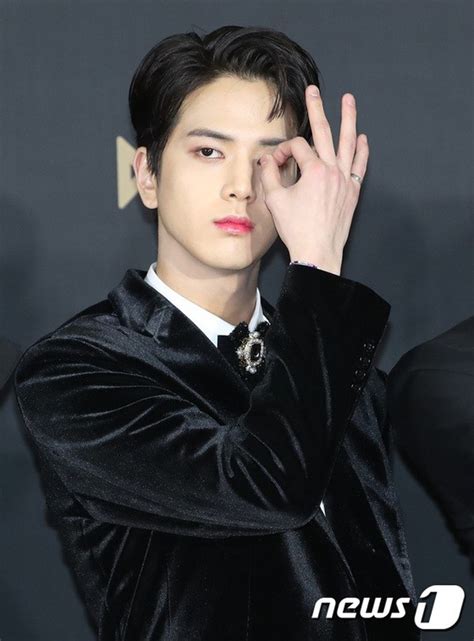 Thảm đỏ hot nhất hôm nay MAMAMOO đè bẹp Red Velvet nhờ hở đến nhức mắt Wanna One và NCT điển