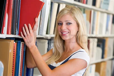 Studentin Auswahl Buch Aus Der Bibliothek Regal Stock Bild Colourbox