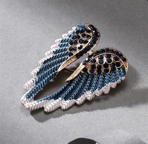 Брошь булавка Крылья Ангела со стразами и кристаллами в подарочном ...