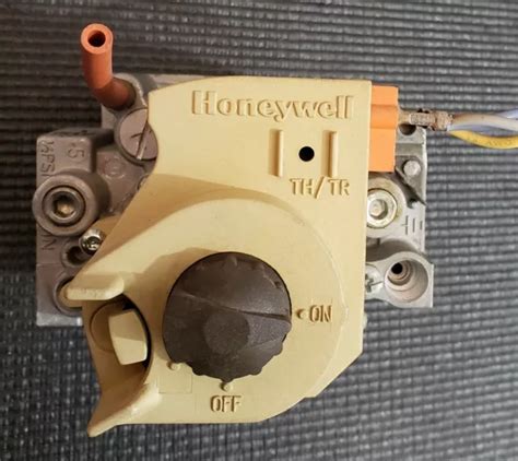 UGEB 10EE GS VR8204C1092 RHEEM Furnace OEM Honeywell Gas Valve 31 04