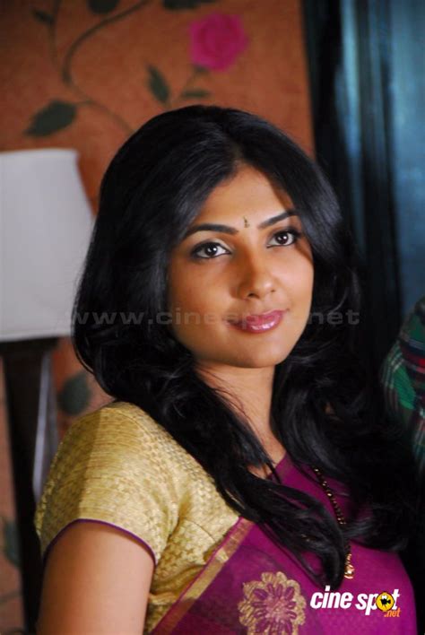 Body Beautiful Actresses 2011 Kamalinee Mukherjee Hot In Saree
